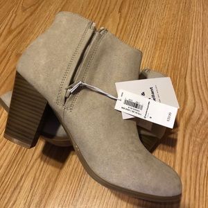 NWT Old Navy light gray heeled booties. Size 9.